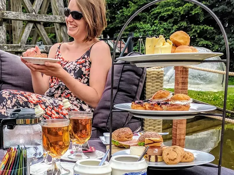 High Tea & Bootfahren in Giethoorn